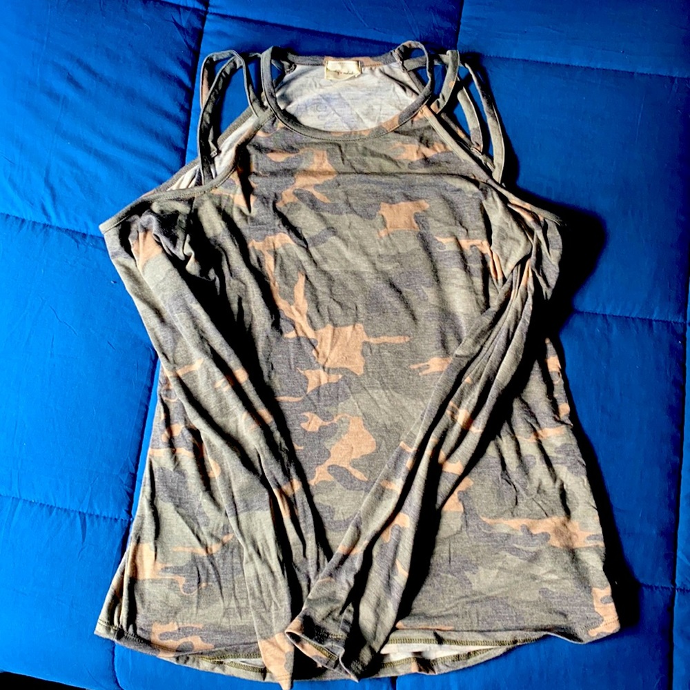 Camouflage shoulderless long sleeve shirt